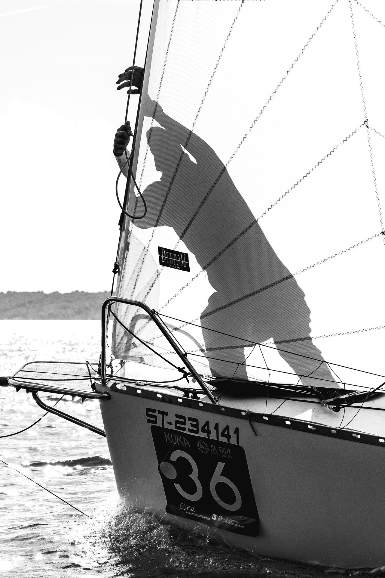 Regata Kup Kaštelanskog zaljeva 2023 - jedriličar namješta jedro tijekom utrke